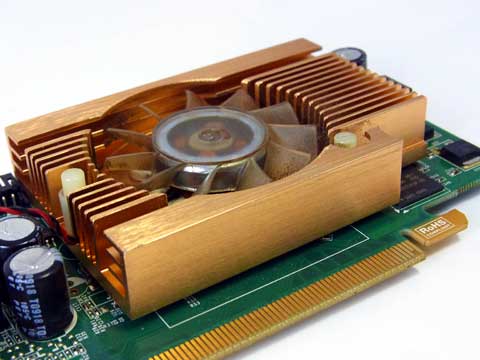 本来はファン中心にロゴシールが付く