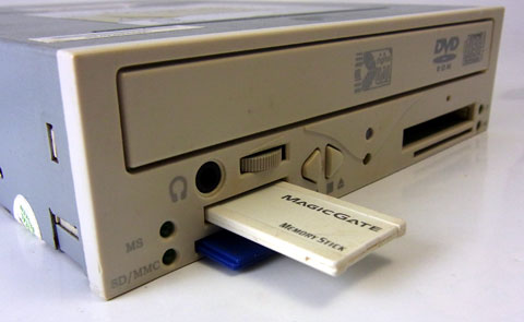 イジェクトボタンが三角なのも変わってる