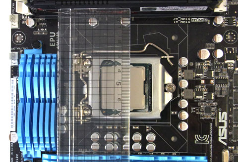 定規が浮いていて判り難いがCPU中心からは55mm程度。