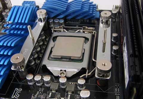 中央2本のポールの間をバーで塞いで固定する。