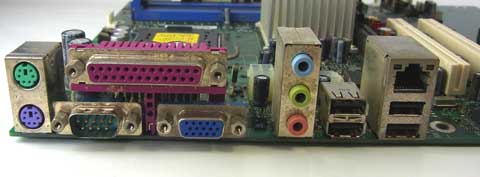 バックパネルUSBも4ポートと控えめ