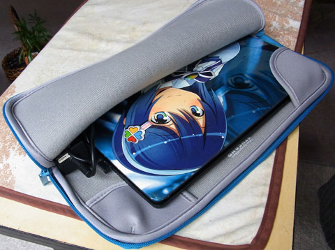 ACアダプタとかUSBメモリとかつっこんでみました。