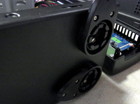 基本は縦置きで折りたたみ式の脚が装着されている。