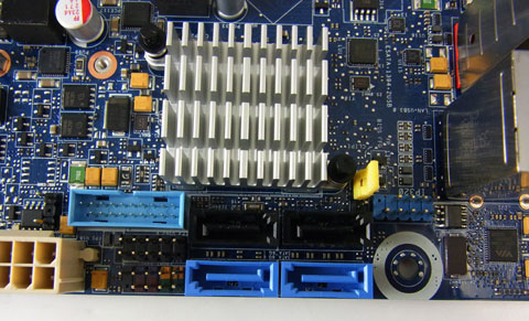 USB3.0とUSB2.0とフロントパネルとSATAとIEE1394の密集地帯