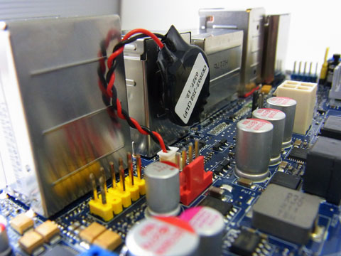 追いやられたボタン電池。フロントオーディオと4pinFANも見える。