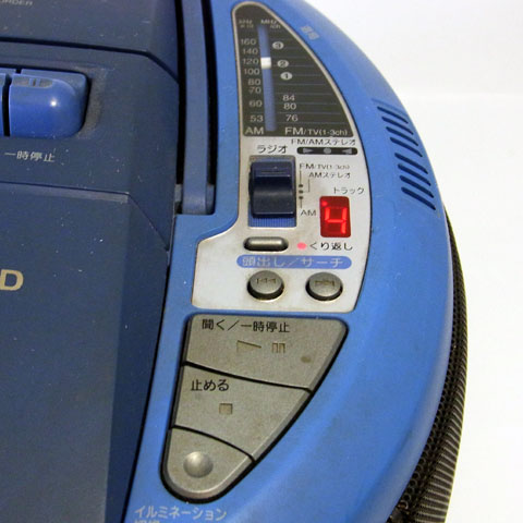 CD操作部 奥はラジオチューナー