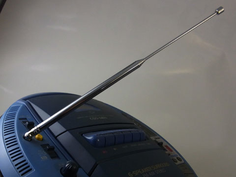 ロッドアンテナ。実はすごいよく伸びる。