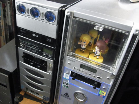 ちょうど隣にパソコンが置いてあるじゃないか