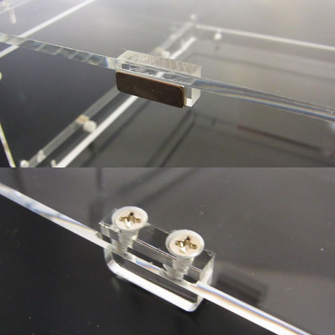 マグネットを取っ手裏のネジにくっつけて固定する