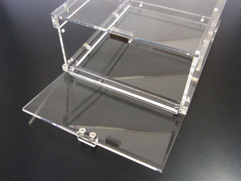 手前側は下開きの扉。