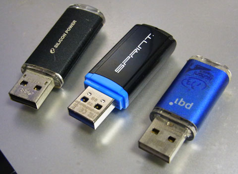 今まで持っていたUSBメモリと並べる