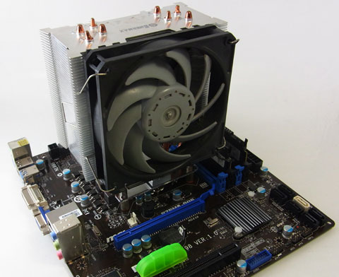 実際に搭載した状態。クーラーがでけえ。