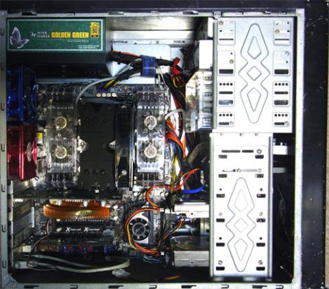 内部は…いやもう詰め込むだけで限界なんです。