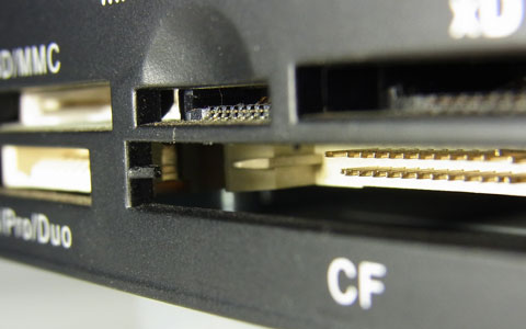 ベゼル部にガイドがあり、暫く距離を置いてからスロット本体のガイドが少しある