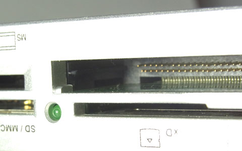 Owltech FA405M 深い位置にスロットがあるがベゼル直前までガイドが延長されている