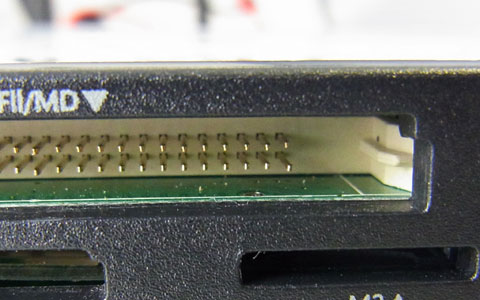 Ainex AK-ICR-16 ベゼルにはガイドが無く、浅い位置にスロットがある