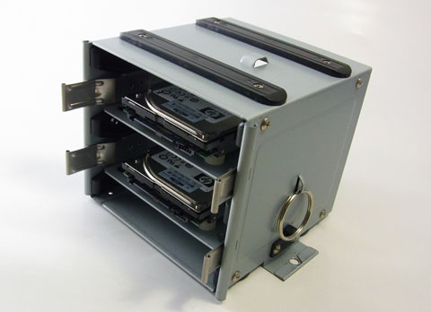 P183上部マウンタはそのまま2.5インチ搭載可能 下部は変換マウンタを挟んで2台の計4台搭載