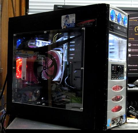 外観は相変わらず クーラー赤くなりました