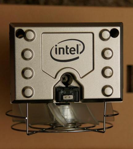 Intelロゴが大きく描かれています