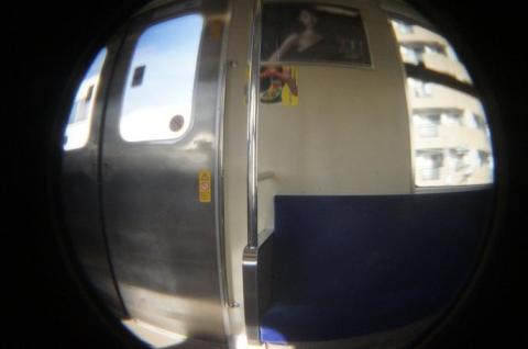 大阪環状線車内。