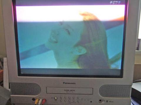 久しぶりにブラウン管でテレビを見た。