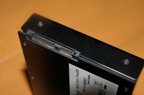 そのままではSATAケーブルは刺すことができない