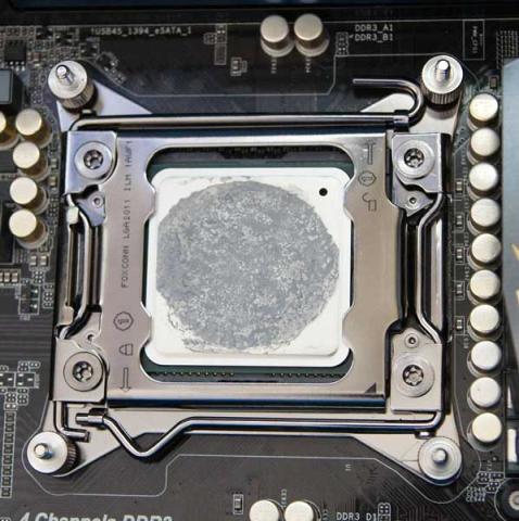 マザーに直接ネジを取り付け