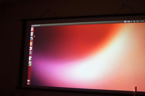 プロジェクターにつないで使用しています。