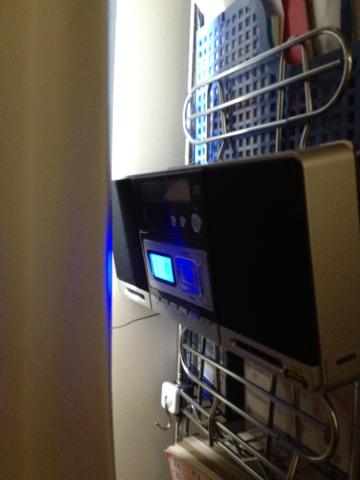 メタルラックにはりつける