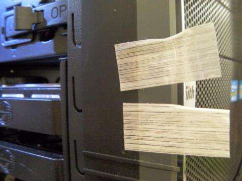 DVDドライブとHDDのケーブルを固定してた絶縁テープ