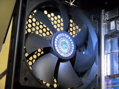 後面の上部 120mmファン