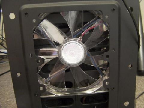 前面の下部 140mmファン(LED付)