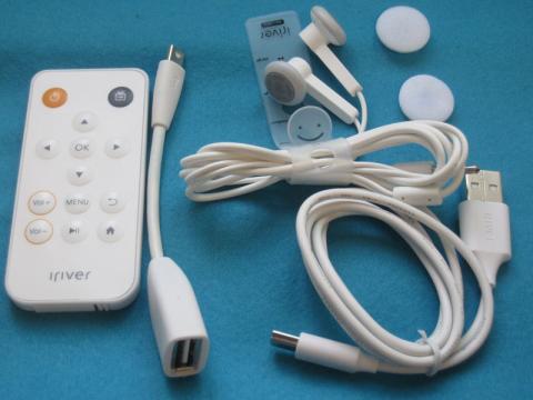 左から、リモコン・USBホストケーブル・イヤホン・USBケーブル