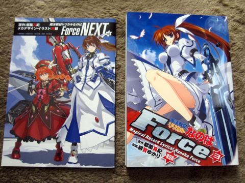 新規メカ設定を解説した小冊子と、本が入っています
