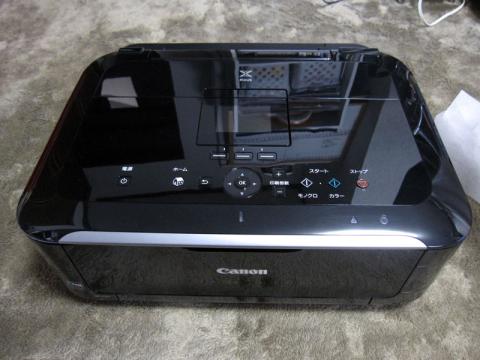 プリンタ本体 ものすごくピカピカです。ホコリですぐ白くなりそう…。