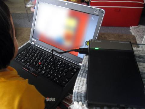 ミッフィーちゃんを喜んでみる娘