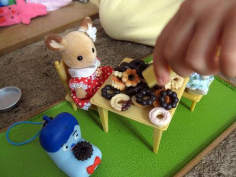 ちゃんとトングを使って遊んでいました