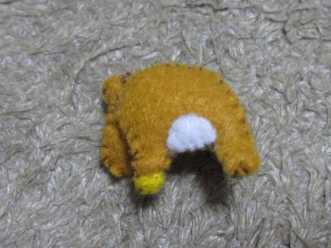 これも作りかけ とある方のプレゼント用に作ってるのですがこの色のフェルトがなくなりましたw