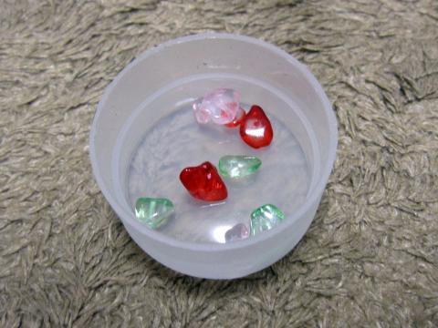 (1)同封の小石をキャップに入れます