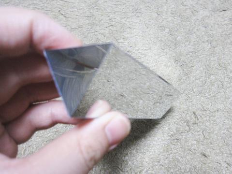 (4)三角にしてテープで留めます