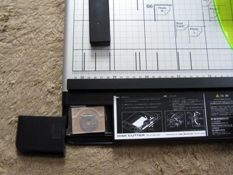 左下を開けると替刃と替えゴムが入ってます