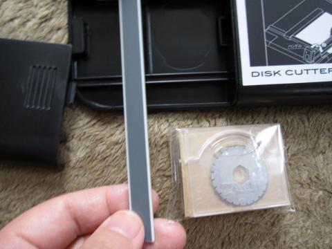 奥には替えゴム 回る刃を受ける部分のゴムです