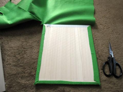 引っ張り気味に貼るとキレイ