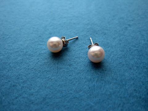 ピアスは耳の穴がふさがってしまったのでつかいませんでしたw