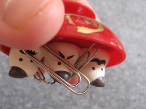 一応くっつきますが、振るとゼムクリップは落っこちます。