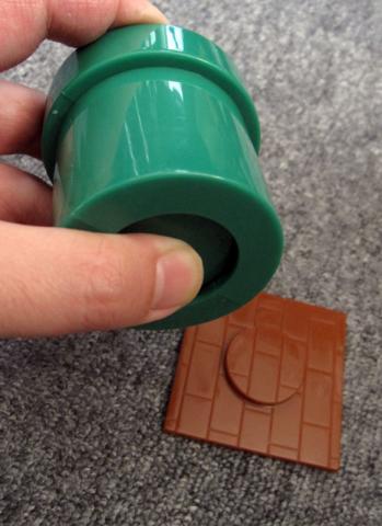 板の上に置くとボタンが押されマリオが出てきます