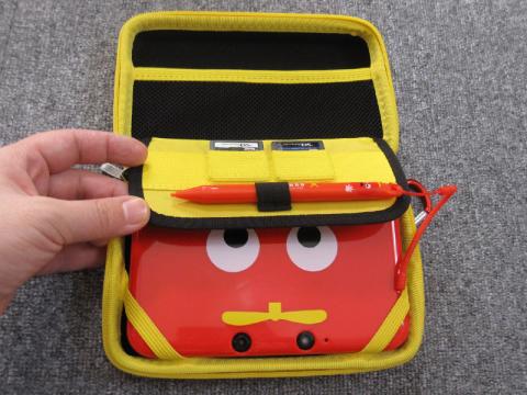 ソフトが4枚、ペンもぶら下げたまま入れられます