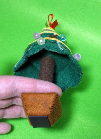 倒れるので裏に磁石をつけてみました