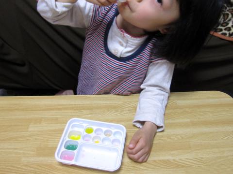 色水のんでるし!