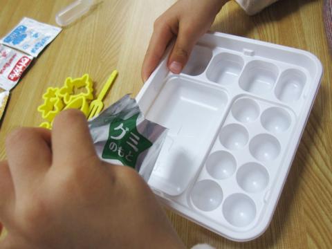 と思ったらもう粉入れ始めてるし…